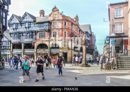 Chester, England - 16. August 2016: Die mittelalterliche hohe Kreuz. Es liegt an der Kreuzung von Watergate, Eastgate und Brücke Straßen. Stockfoto