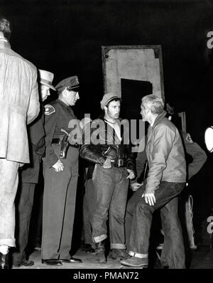 Filmstill/Publicity still von „The Wild One“ Marlon Brando hinter den Kulissen 1953 Columbia - No Release - for redtorial Use File Reference # 33505 377THA Stockfoto