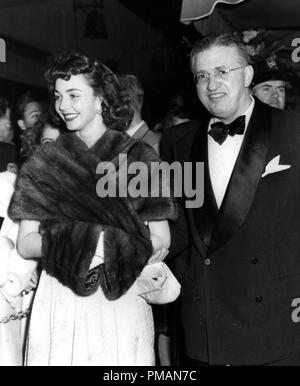 Film Still / Werbung noch von 'Duel in der Sonne' (Film Premiere) Jennifer Jones, David O. Selznick, 1946 Kino Verlage Sammlung - Keine Freigabe - für den redaktionellen Gebrauch bestimmt. Datei Referenz # 33505 387 THA Stockfoto