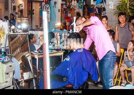 Die Stadt Phuket, Thailand - 5. August 2018: der Mann, der erste Haarschnitt am Sonntag Walking Street Market. Der Markt ist beliebt bei Touristen und Einheimischen. Stockfoto