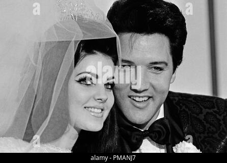 Studio Publicity still: Elvis Presley und Priscilla Presley an ihrem Hochzeitstag in Las Vegas, Nevada 1967 File Reference # 32039 144THA Stockfoto