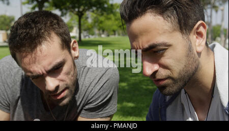 Zwei junge Männer die Konzentration im Park Stockfoto