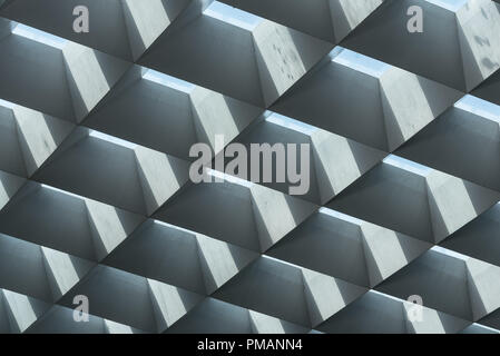 Brutalist Architektur Stil aus Beton und Glas Oberlicht im Dach Balken diagonal angeordnet, die Vermietung in Licht zu öffentlichen Raum Stockfoto