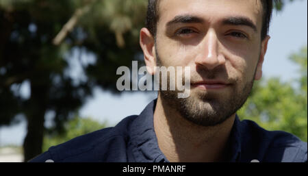 Nahaufnahme des jungen Hispanic Mann lächelnd in die Sonne Stockfoto