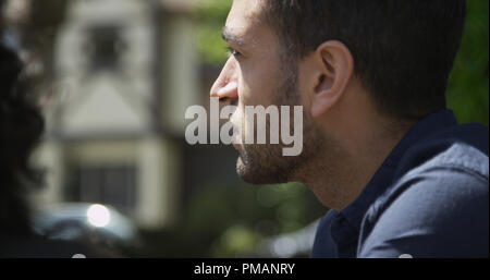 Profil von Hispanic Mann im Park Stockfoto