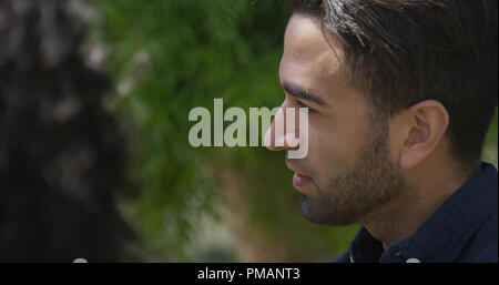 Profil von Hispanic Mann im Park Stockfoto