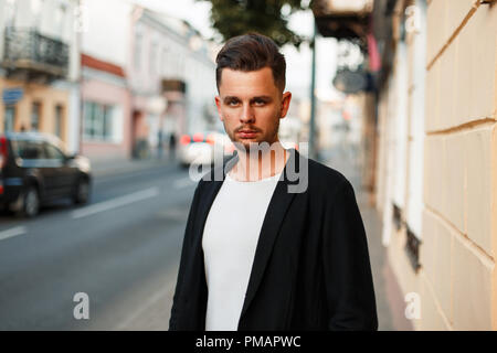 Porträt von einem gutaussehenden Mann in Business Kleidung auf der Straße Stockfoto