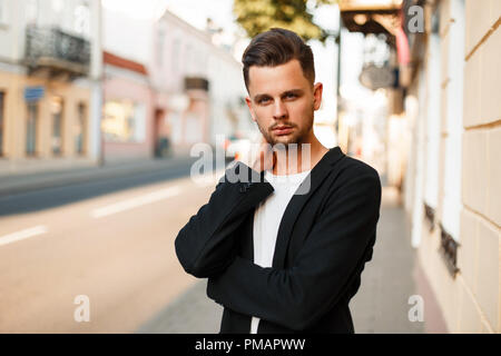 Portrait einer jungen Geschäftsmann in stilvoller Kleidung auf der Straße Stockfoto