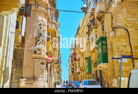 Die Nische oder Ecke Statuen sind sehr beliebt architektonisches Detail in Valletta, wie die Statue des Heiligen Erzengels Michael, der Satan, kämpfen auf Mais Stockfoto