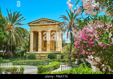 Idyllische Lower Barrakka Gardens sind perfekte Ort im Schatten der blühenden Rhododendren zu entspannen und die neoklassische griechischen Stil Tempel, Valletta genießen, Stockfoto