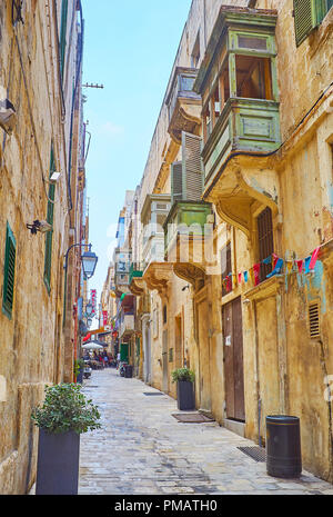 VALLETTA, MALTA - 17. Juni 2018: Die legendäre Straße Straße mit Bars, Cafés und Restaurants, live Musik, interessante Veranstaltungen und Sehenswürdigkeiten, Stockfoto