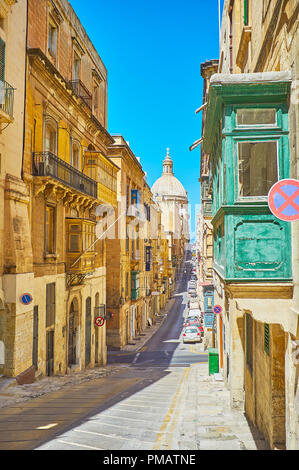 Es ist einfach, in den alten Straßen von Valletta, verloren zu gehen und dann zu sich selbst finden, mit Kuppel der riesigen karmeliterkirche als Wegpunkt, Malta. Stockfoto