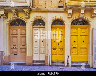 Die schöne dicht entfernt Schmale Türen, mit geschnitzten Reliefs und Grills eingerichtet, South Street, Valletta, Malta. Stockfoto