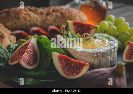 Camembert, Feigen, Schinken, Honig auf dunklen, das Board zu schließen, Stockfoto