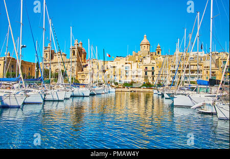 Die vittoriosa Marina öffnet den Blick auf die riesigen Kuppeln der mittelalterlichen St. Lawrence und Verkündigung Kirchen in Portomaso, Malta. Stockfoto