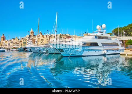 Der Fährhafen in Birgu (Vittoriosa), um benachbarte mit den Werften, voller moderner Yachten, Malta. Stockfoto