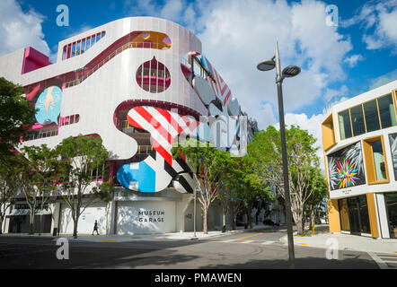 MIAMI - September, 2018: Die Fassade des Museums Garage, ein auffälliges Beispiel für lokale 'parkitecture', an einer Kreuzung im Design District. Stockfoto