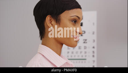 Junge weibliche Patienten an Optometrist Stockfoto