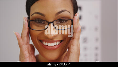 Gerne schwarze Frau Brillen tragen Stockfoto