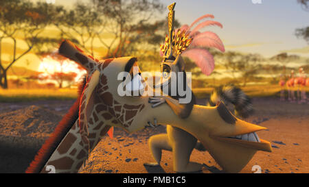 (Nach rechts) Melman die Giraffe (DAVID SCHWIMMER) erhält eine Lektion, wie Anzuflehen von King Julien (Sacha Baron Cohen) in DreamWorks' "Madagascar: Escape 2 Africa." "Madagascar: Escape 2 Africa" (2008) von DreamWorks Animation L.L.C Links Stockfoto