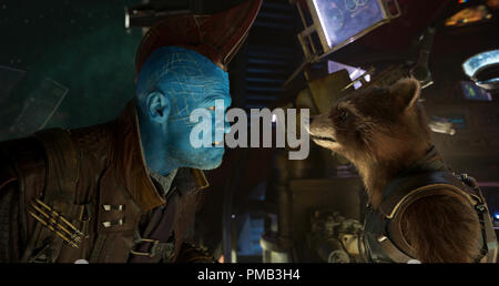 Die wächter der Galaxy Vol. 2.. L bis R: Yondu (Michael Rooker) und Rakete (von Bradley Cooper geäußert) (2017) Marvel/Disney Stockfoto