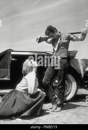 James Dean mit Elizabeth Taylor in "Giant" 1955 Warner Bros.-Datei Referenz # 33371 502 THA Stockfoto