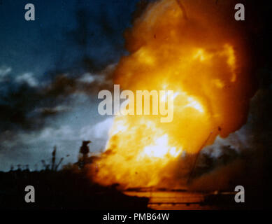 USS Arizona (BB-39) in Brand, sofort nach der Explosion von ihr zu Zeitschriften, 7. Dezember 1941. Frame abgeschnitten von einer Farbe motion picture aus an Bord der USS Solace (AH-5). Stockfoto