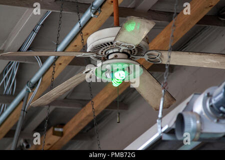 Deckenventilator für St. Patrick's Day Parade auf Magazine Street in New Orleans eingerichtet Stockfoto