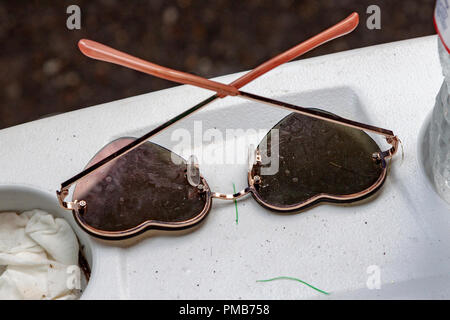 Heart-shaped Sonnenbrille liegen auf einem Kühler während des St. Patrick's Day Parade in New Orleans Stockfoto