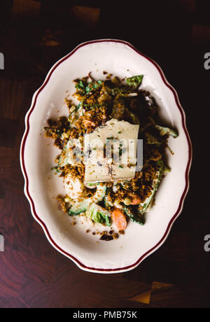 Wunderschöne Beilagen von Gnoccis, Salaten, Gemüse, Pasta und Kartoffeln für das französisch-amerikanische Steakhouse-Restaurant in Atlanta. Stockfoto
