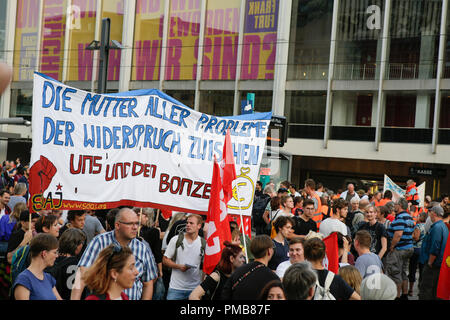 Frankfurt am Main, Deutschland. 17 Sep, 2018. Die demonstranten März durch Frankfurt mit einer Fahne, die lautet: "Die Mutter aller Probleme: Der dissens zwischen uns und dem fetten Katzen'. Rund 6.300 Demonstranten marschierten durch Frankfurt, zur Unterstützung der Seebrucke (Meer) Bewegung für die Rettung von Flüchtlingen aus dem Mittelmeer. Sie protestierten auch gegen die restriktive Flüchtlingspolitik von Bundesinnenminister Horst Seehofer, der war auf einem Kongress in Frankfurt am folgenden Tag zu sprechen, aber deren Erscheinungsbild wurde abgebrochen. Quelle: Michael Debets/Pacific Press/Alamy leben Nachrichten Stockfoto