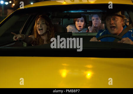 L bis R: Allyson (Sarah Drew) Flecken gestohlen Van, Sondra (Patricia Heaton) und Bridget (Abbie Cobb) kann es nicht glauben, cabbie (David Hunt) chase gibt in Mammen' Night Out, die neue Familie Komödie von Sony bekräftigen und fürsorgende Filme Stockfoto