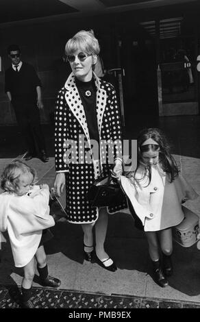 Petula Clark mit ihren Töchtern, 1966 © GFS/Hollywood Archiv - Alle Rechte vorbehalten File Reference # 32557 739 THA Stockfoto