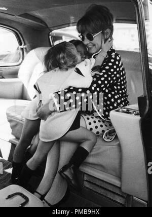 Petula Clark mit ihren zwei Tochter, 1966 © GFS/Hollywood Archiv - Alle Rechte vorbehalten File Reference # 32557 812 THA Stockfoto