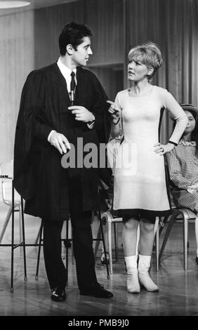 Petula Clark, Sacha Distel, 1966 © GFS/Hollywood Archiv - Alle Rechte vorbehalten File Reference # 32557 814 THA Stockfoto