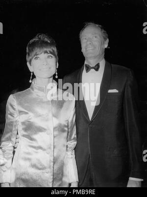 Audrey Hepburn und Ehemann Mel Ferrer am 39. jährlichen Academy Awards, 10. April 1967 Datei Referenz # 32557 945 THA Stockfoto