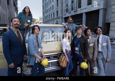 (L und R) Barry Gewächshaus (Steve Valentine), David (Benedikt Samuel), Jeff (Cesar Domboy), Annie (Charlotte Le Bon), Jean Pierre (James Badge Dale), Philippe Petit (Joseph Gordon-Levitt), Jean Louis (Clement Sibony) und Albert (Ben Schwartz) in TriStar Pictures'. Stockfoto