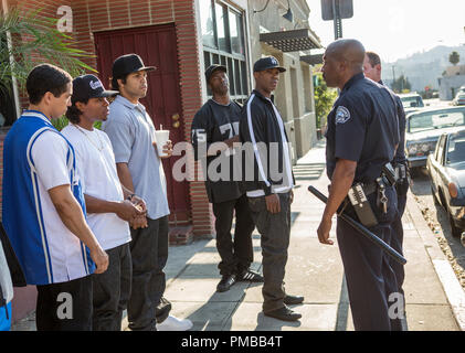 (L und R) DJ Yella (NEIL BROWN, jr.), Eazy-E (JASON MITCHELL), Ice Cube (O'SHEA JACKSON, jr.), MC Ren (ALDIS HODGE) und Dr. Dre (COREY HAWKINS) werden von der Polizei schikaniert in der "Straight Outta Compton". Unter uns zurück, wo alles begann, der Film erzählt die wahre Geschichte, wie diese kulturellen Rebellen bewaffnet nur mit ihren Texten, Prahlerei, Mut und rohes Talent bis zu den Behörden das bedeutete, sie unten zu halten Stand und bildeten die gefährlichste Gruppe der Welt, N.W.A. Stockfoto