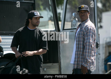 (L und R) Ice Cube (O'SHEA JACKSON, JR.) und Dr. Dre (COREY HAWKINS) in der "Straight Outta Compton". Unter uns zurück, wo alles begann, der Film erzählt die wahre Geschichte, wie diese kulturellen Rebellen bewaffnet nur mit ihren Texten, Prahlerei, Mut und rohes Talent bis zu den Behörden das bedeutete, sie unten zu halten Stand und bildeten die gefährlichste Gruppe der Welt, N.W.A. Stockfoto