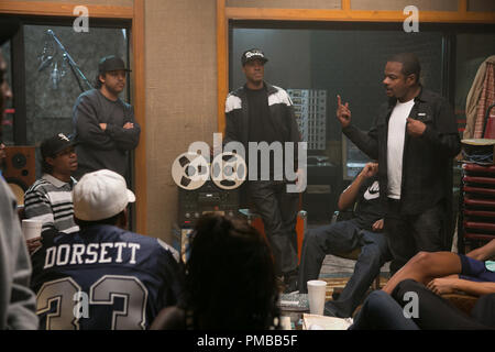 (L und R, die Kamera) Jason Mitchell als Eazy-E, O'SHEA JACKSON, Jr. als Ice Cube, Corey Hawkins als Dr. Dre und Regisseur/Produzent F. GARY GRAY zum Set der "Straight Outta Compton". Unter uns zurück, wo alles begann, der Film erzählt die wahre Geschichte, wie diese kulturellen Rebellen bewaffnet nur mit ihren Texten, Prahlerei, Mut und rohes Talent bis zu den Behörden das bedeutete, sie unten zu halten Stand und bildeten die gefährlichste Gruppe der Welt, N.W.A. Stockfoto