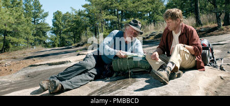 (L und R) Nick Nolte Stars wie Stephen Katz und Robert Redford als Bill Bryson in breiten, grünen Bilder bevorstehende Veröffentlichung, EINEN SPAZIERGANG IM WALD. Stockfoto