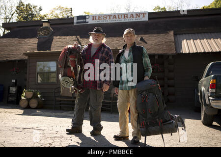 (L und R) Robert Redford Stars wie Bill Bryson und Nick Nolte als Stephen Katz in breiten, grünen Bilder bevorstehende Veröffentlichung, EINEN SPAZIERGANG IM WALD. Stockfoto