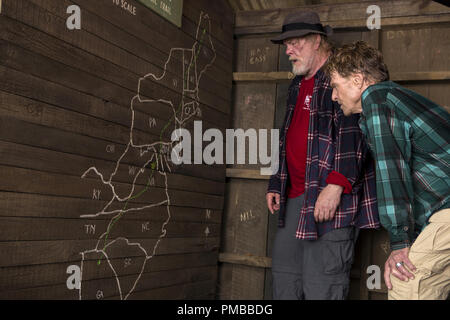 (L und R) Nick Nolte Stars wie Stephen Katz und Robert Redford als Bill Bryson in breiten, grünen Bilder bevorstehende Veröffentlichung, EINEN SPAZIERGANG IM WALD. Stockfoto