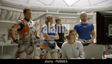 (Von links) Matt Damon, Jessica Chastain, Sebastian Stan, Kate Mara, und Aksel Hennie porträtieren die Crewmitglieder der schicksalhaften Mission zum Mars im MARSBODEN. Stockfoto