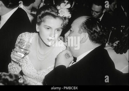 Joan Fontaine und Alfred Hitchcock, ca. 1941 Datei Referenz # 32914 610 THA Stockfoto