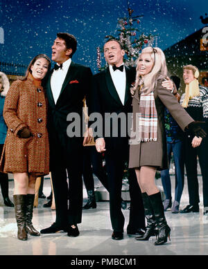 Gail Martin mit ihrem Vati, Dean Martin, Frank Sinatra und seiner Tochter Nancy Sinatra auf einem Fernseher Christmas Special, 1967 NBC Datei Referenz # 32914 786 THA Stockfoto