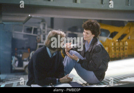 Regisseur James Cameron und Sigourney Weaver, 'Aliens' 1986 Twentieth Century Fox Film Corporation Stockfoto