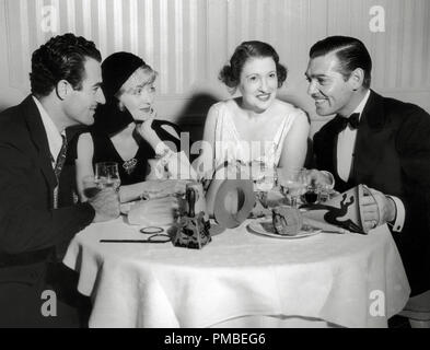 Gilbert Roland, Constance Bennett und Clark Gable sind in der Tabelle durch Hollywood Klatsch Feuilletonist, Louella Parsons, ca. 1941 Datei Referenz # 33371 702 THA verbunden Stockfoto