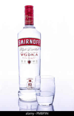 Flasche Smirnoff Wodka mit Schuß vor weißem Hintergrund Stockfoto