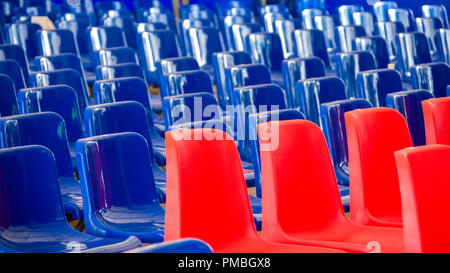 Reihen von Roten und Blauen leeren Sitze bei der Veranstaltung. Blue Wave, demokratischen Wahl Konzept. Stockfoto